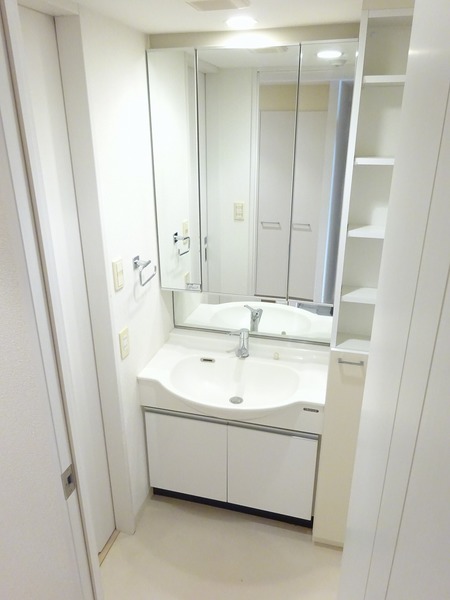 白でまとめられた独立洗面台。