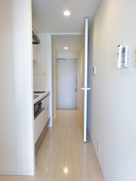 廊下伝いにキッチン、洗濯機置場があります。