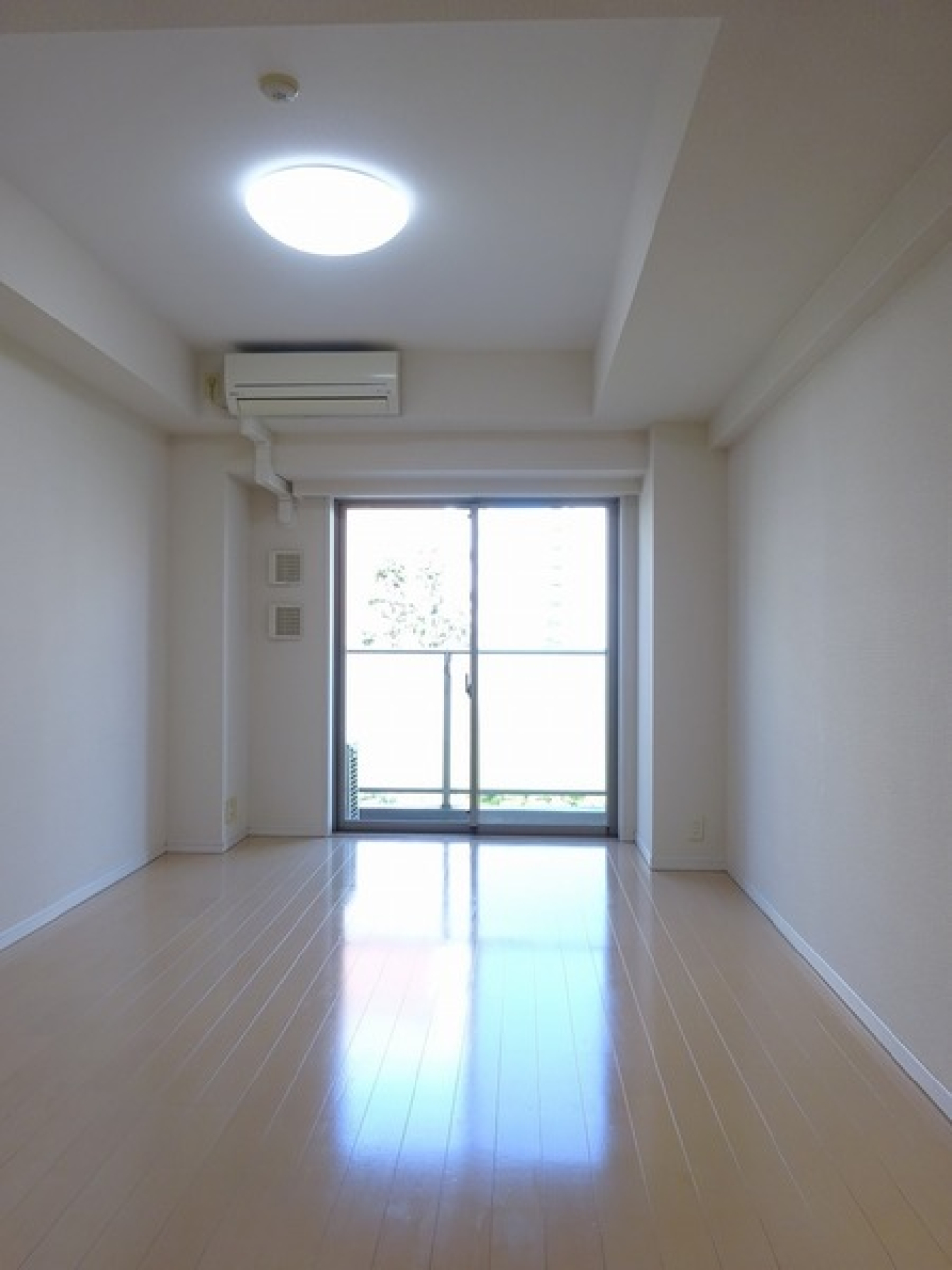 窓から光が入り込みます。
