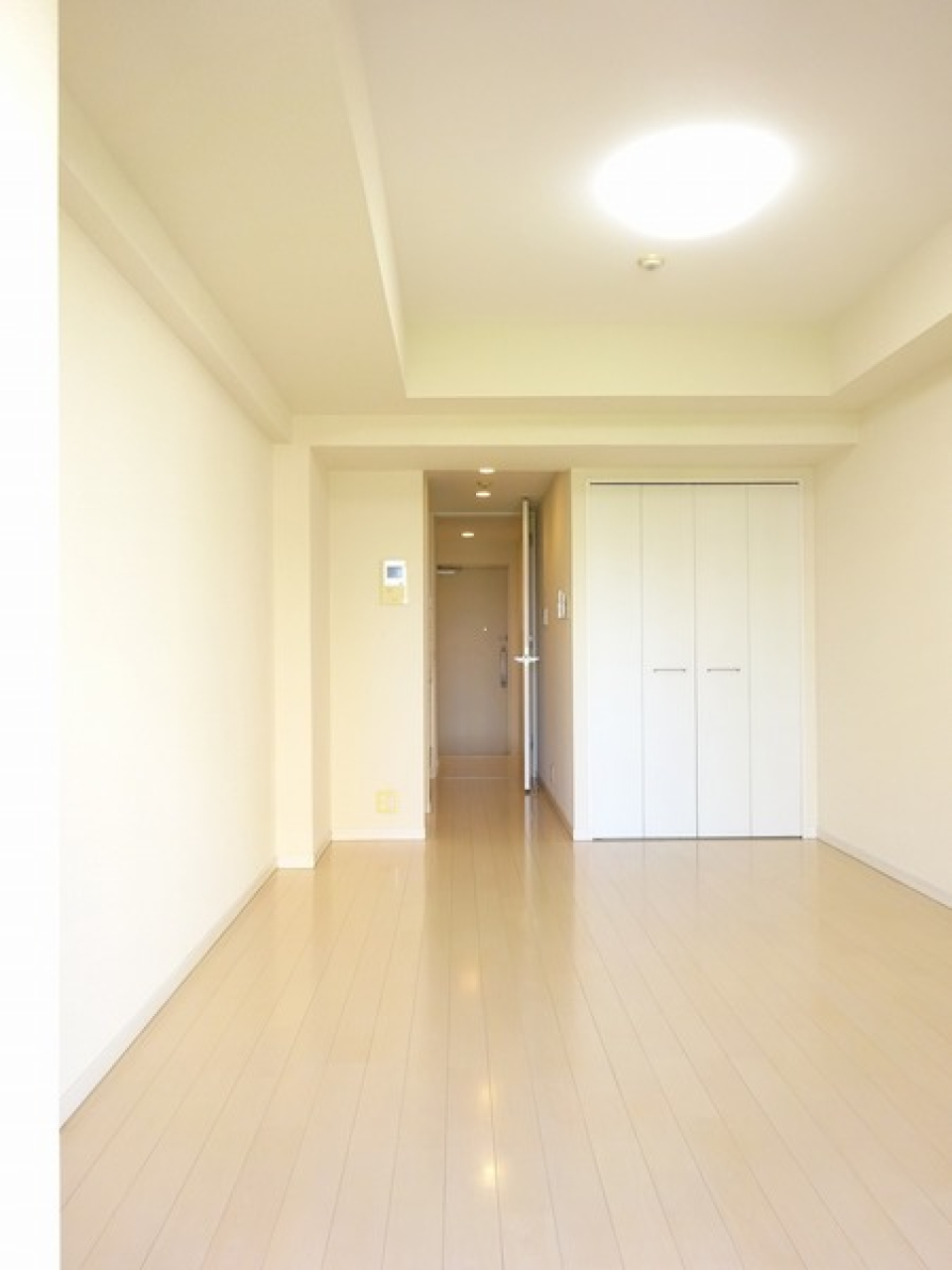 8.5帖のリビングルーム。暖かな雰囲気が素敵。