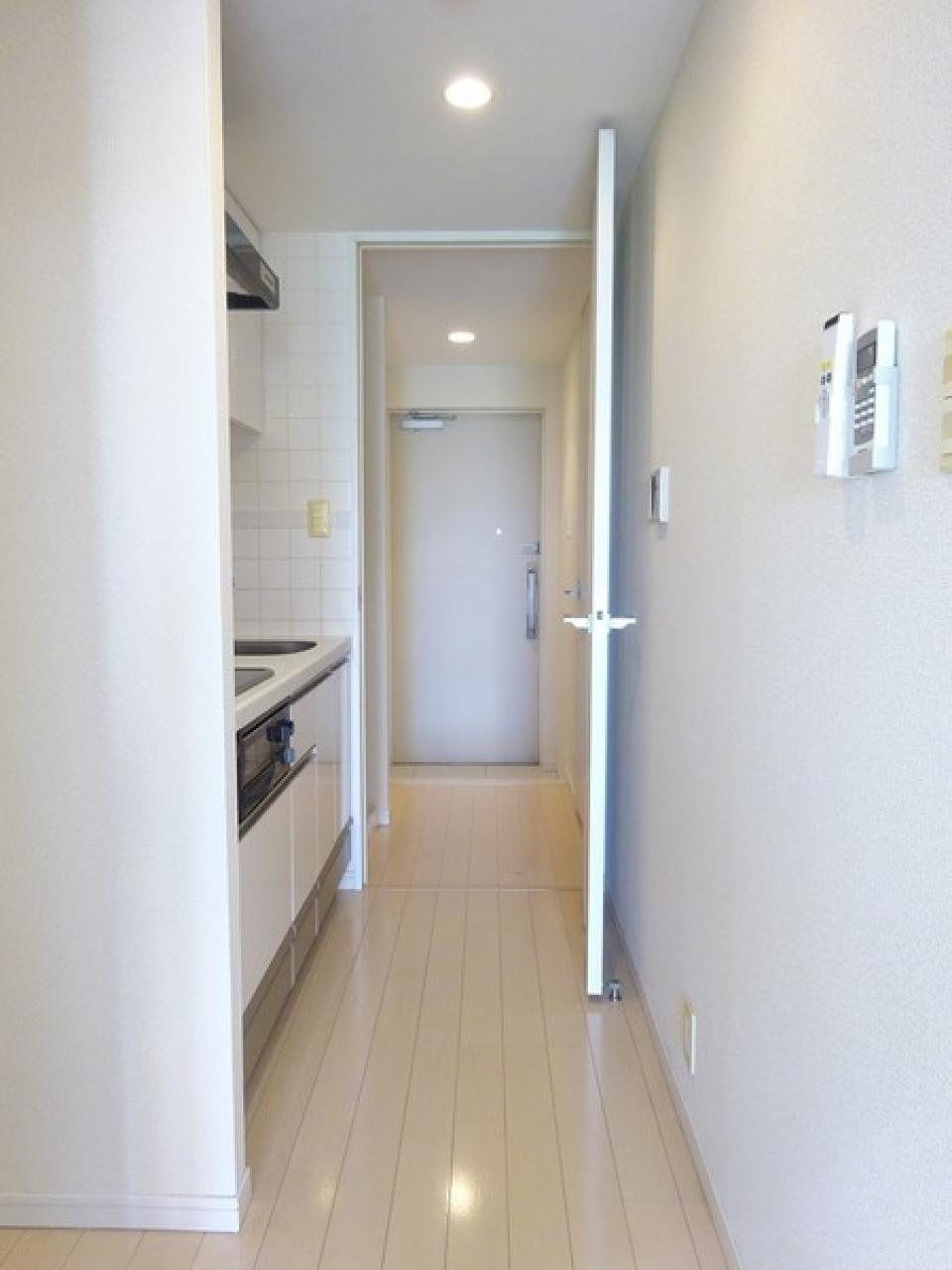 廊下伝いにキッチン、洗濯機置場があります。