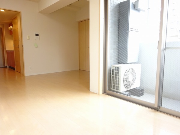 バルコニーへと続く窓。