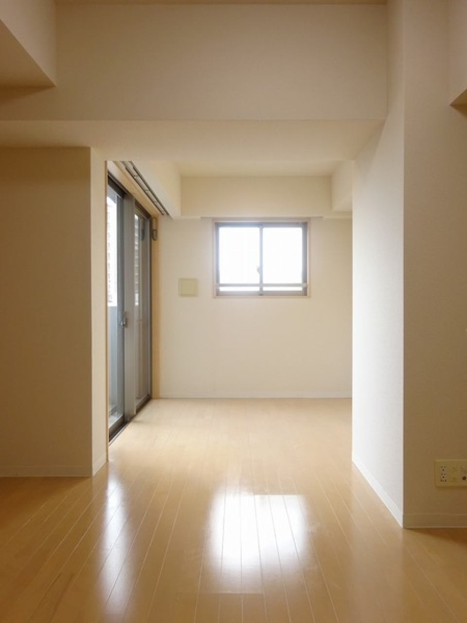 バルコニーの横にも窓があります。