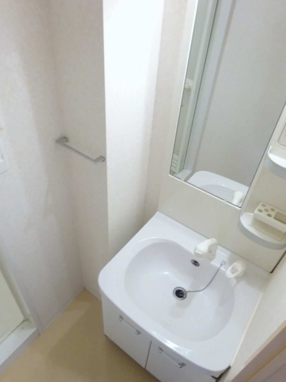 鏡の右手に棚があります。