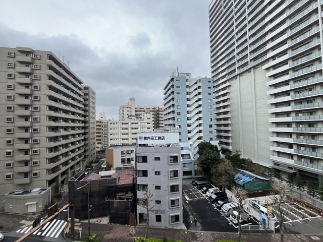 １０階建ての建物の７階にあります。