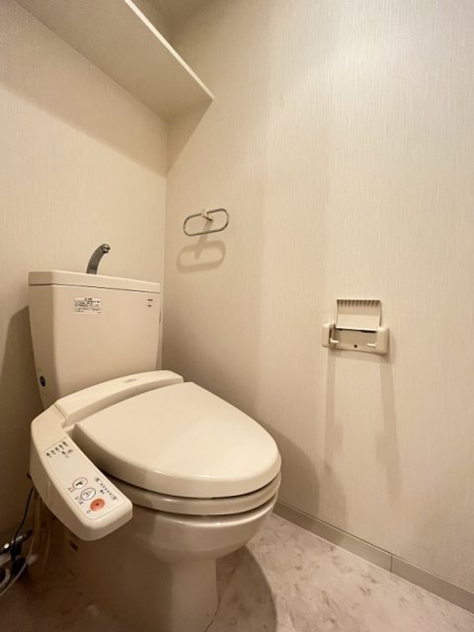 ペーパーホルダーはちょっとこだわりのステンレス製。