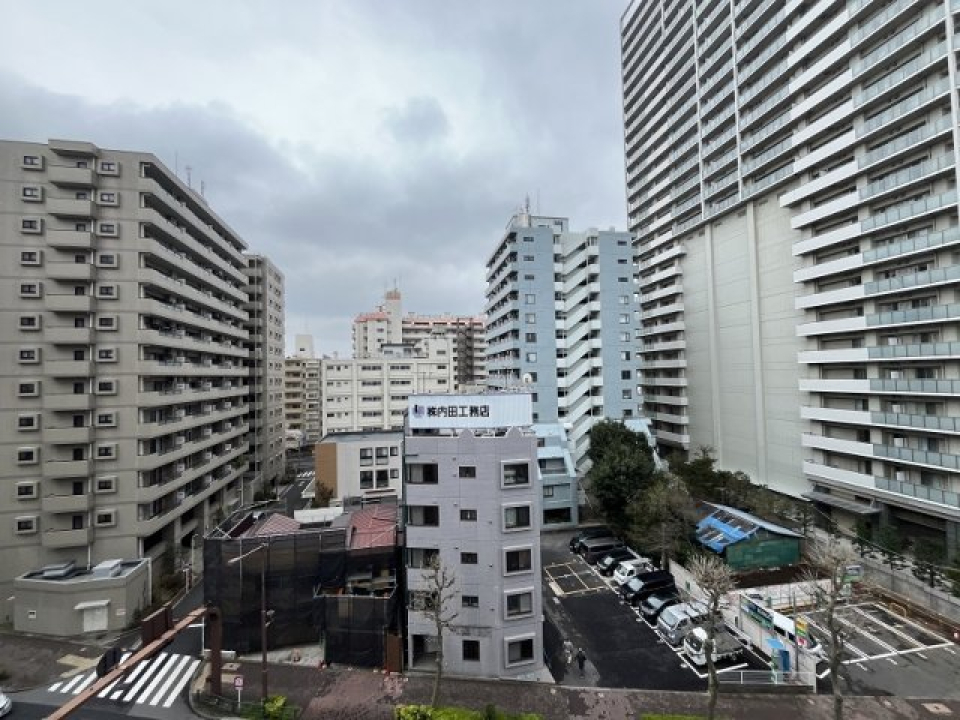 １０階建ての建物の７階にあります。