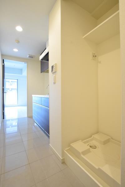 キッチンの横に洗濯置き場があります。