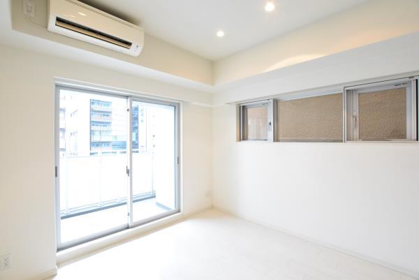 エアコンと窓がついています。