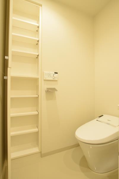 トイレには嬉しい収納がついています。
