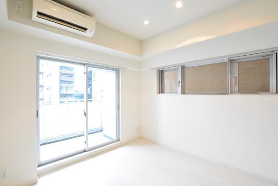 エアコンと窓がついています。