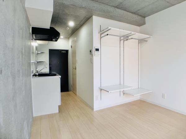 この棚も自分の気分に合わせてUp＆Down。自由に可動できます。