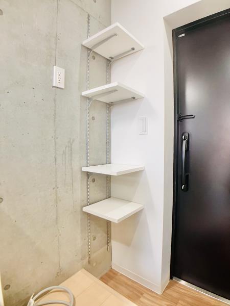 お気に入りの靴を置いてもいいし、オシャレにお花を置いちゃったりしてもいいかも。