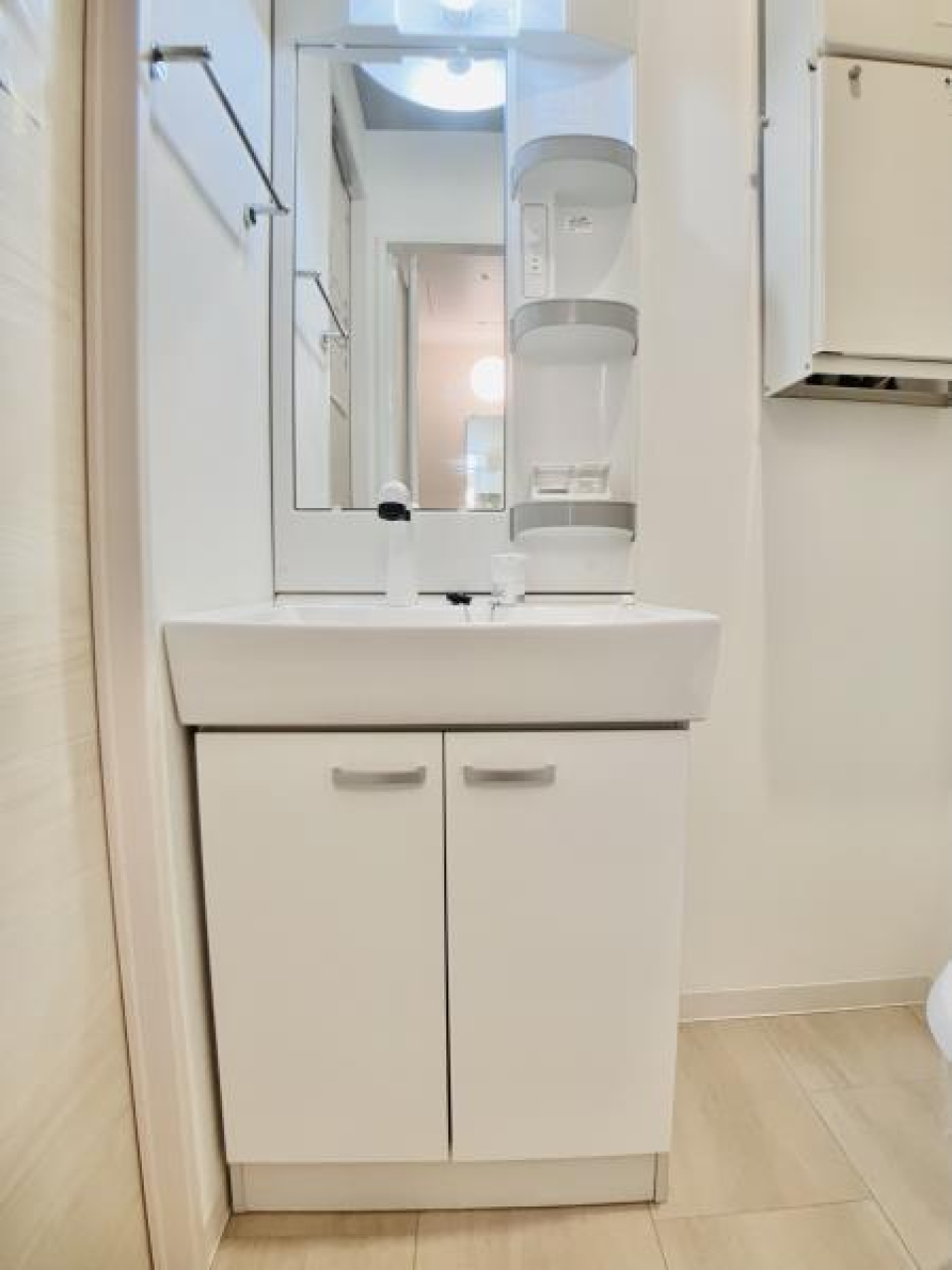 白い洗面台のおかげで、顔映りもよくなりそう。