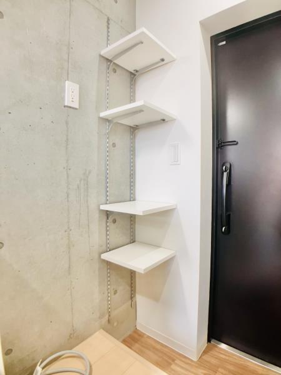 お気に入りの靴を置いてもいいし、オシャレにお花を置いちゃったりしてもいいかも。