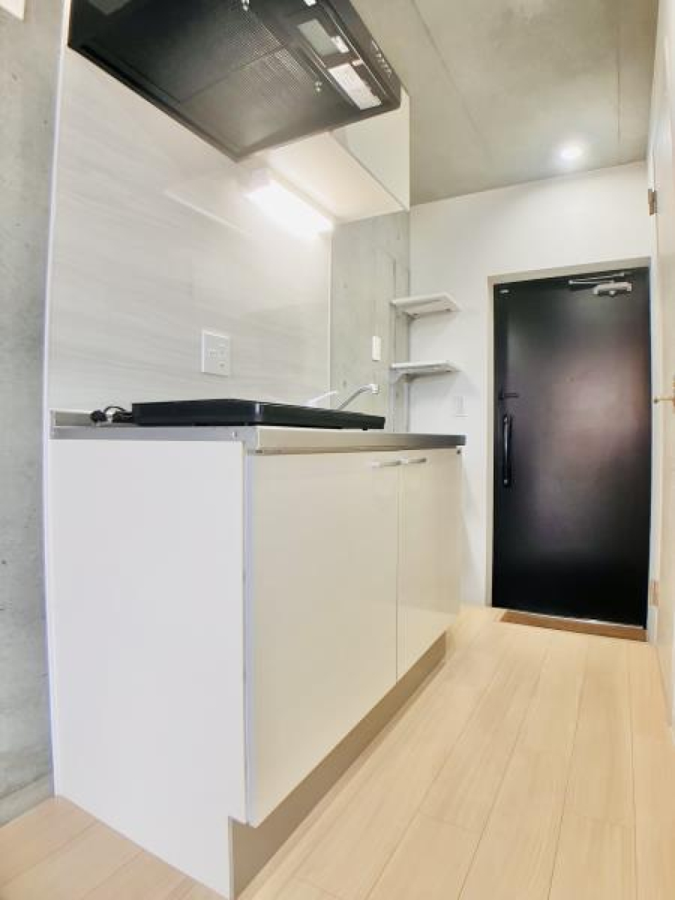 さりげなくウッド調があしらわれた、キッチンパネル。