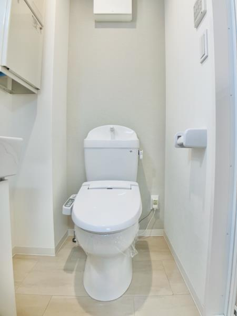 シンプルなトイレだけど、背面にはちょっとトーンを落としたグレートーンの壁を使っています。