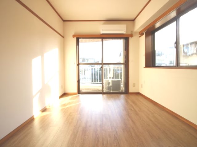 南西向きの部屋には明るい日差しが降り注ぎます。