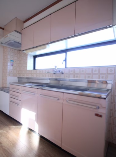 ピンクのキッチンで心もお腹もあったかく。