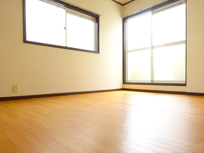 ６帖の洋室からはバルコニーへのアクセスも出来ます。