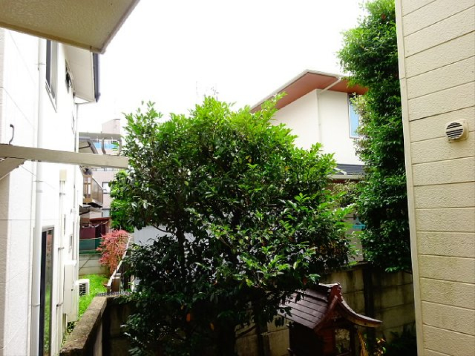 ２階建ての建物の２階に所在しています。