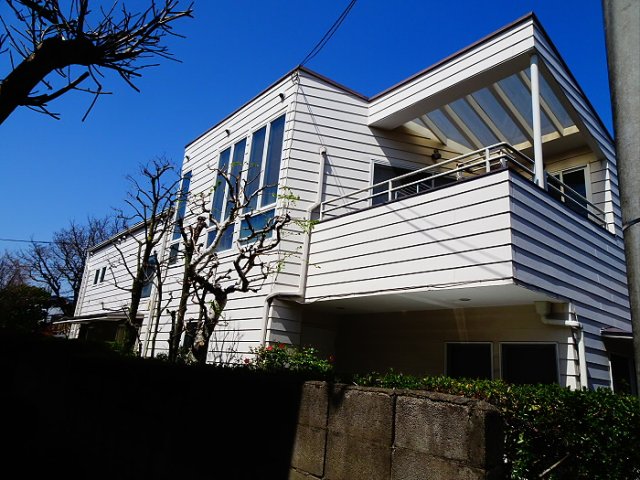 ２階の建物の１階に所在しています。