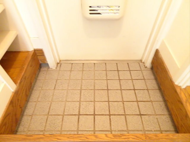 玄関のタイルが趣がありますね。