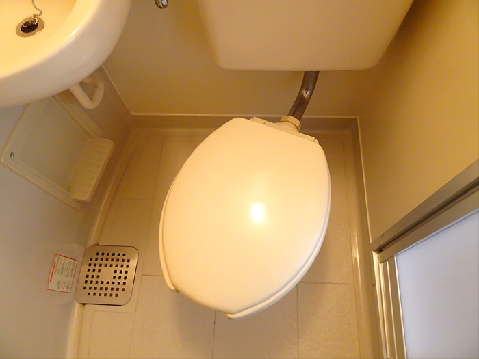 トイレも浴室と同じ空間にあり〼。