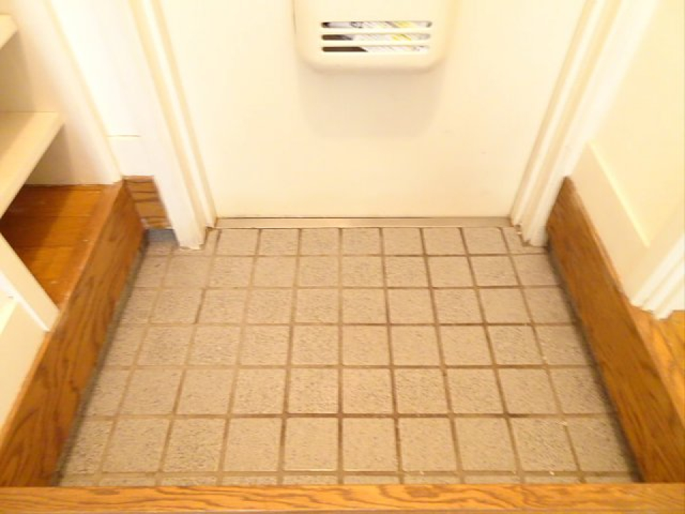 玄関のタイルが趣がありますね。