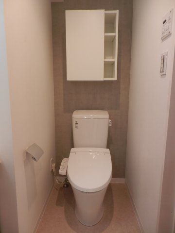 トイレです。頭上に収納棚が付いています。