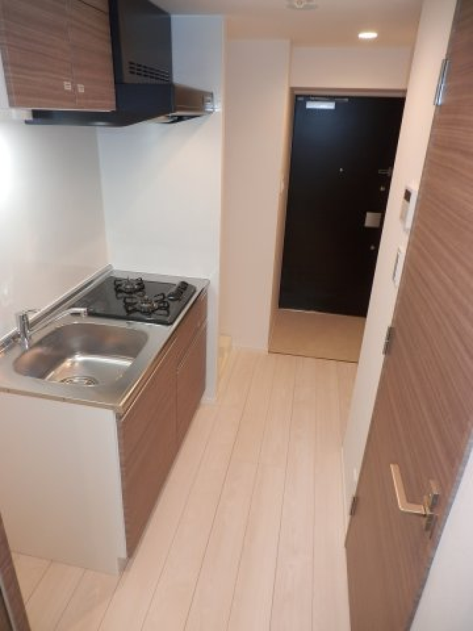 廊下の様子です。左手にキッチンがあります。