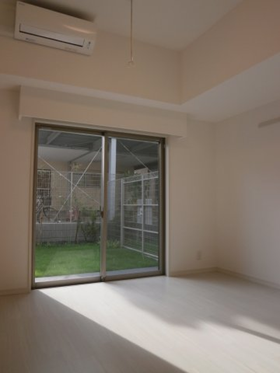 お庭がちらりと見えます。