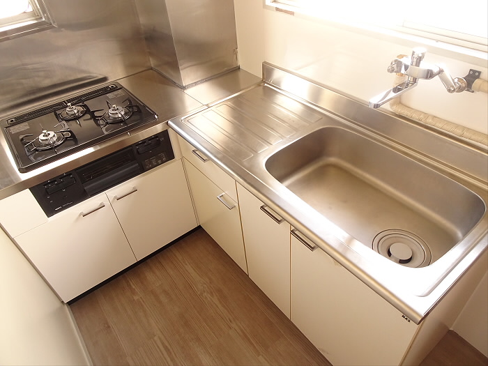 ３口のガスコンロが導入されたキッチン。角に収まっているのがいいですね！