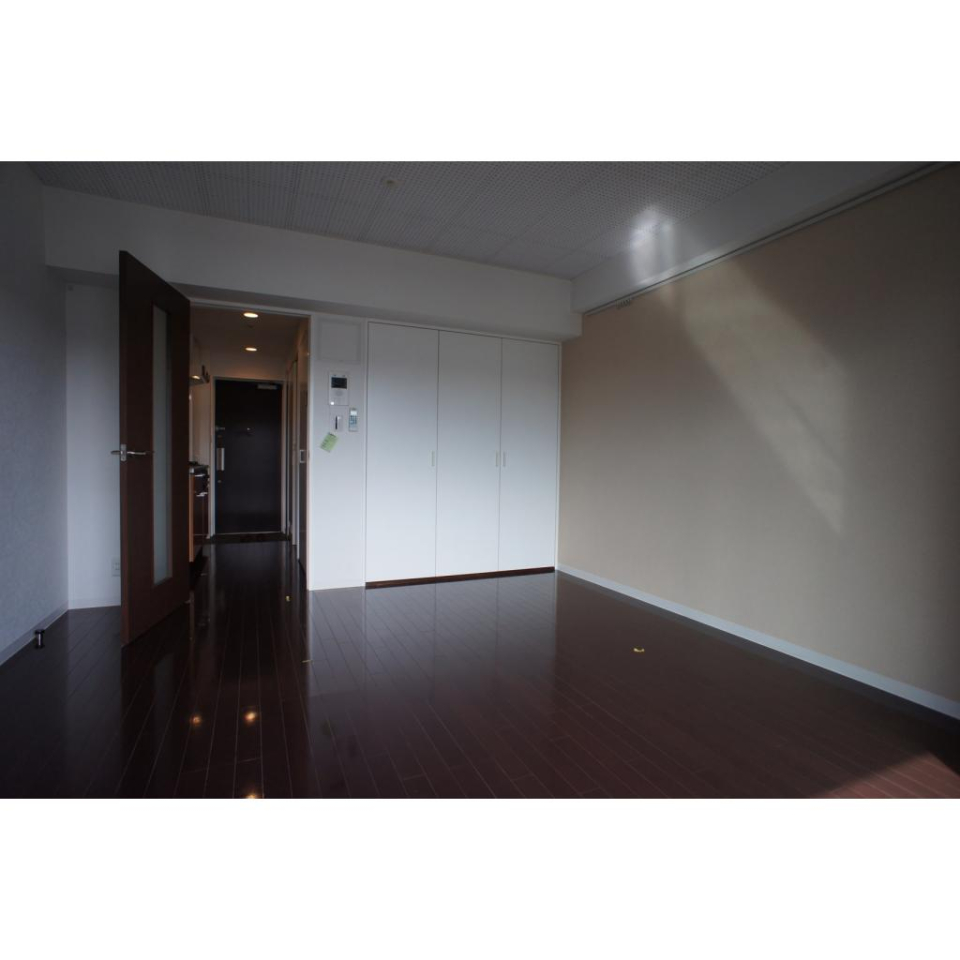 壁紙はライトブラウンのため重すぎない印象です。
※反転タイプあり