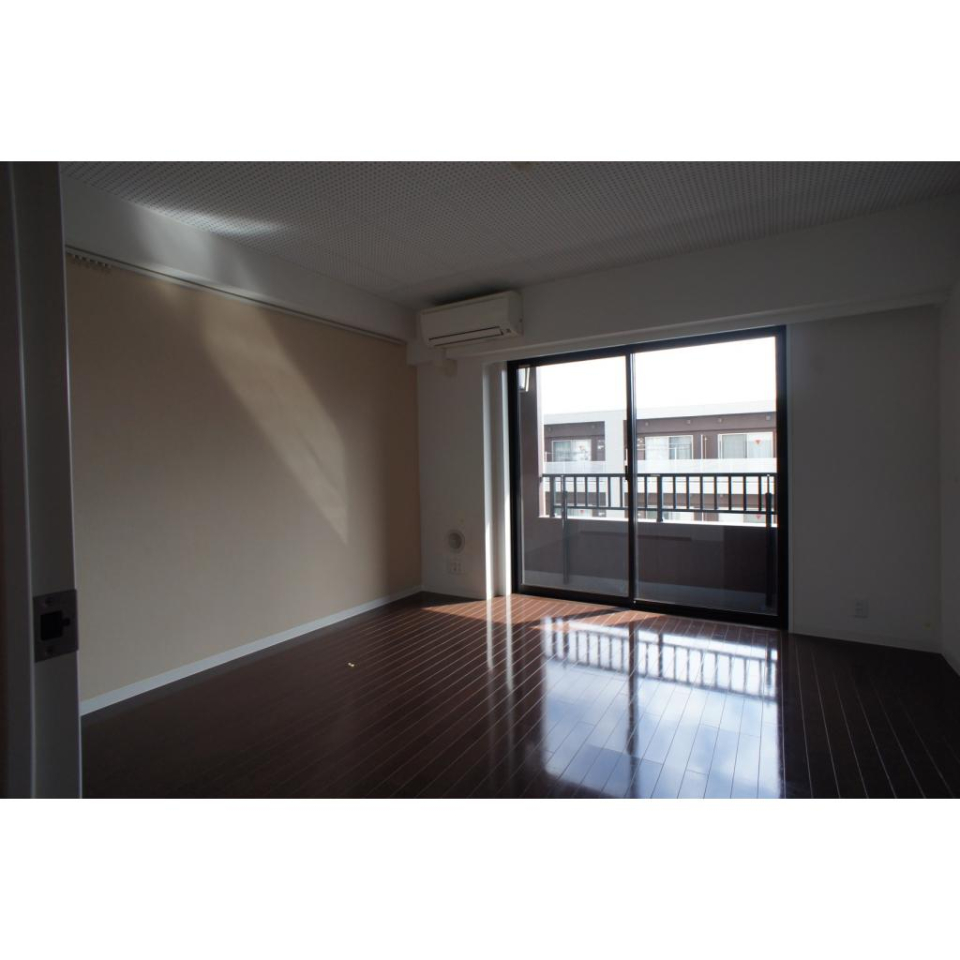 洋室は8帖あり落ち着いた雰囲気です。