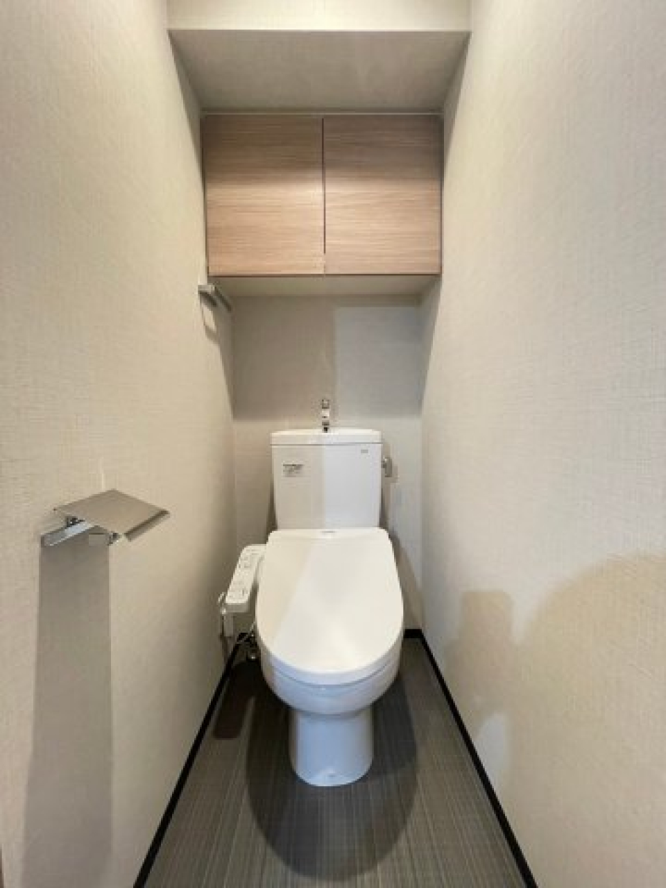 トイレです。頭上に収納棚が付いています。