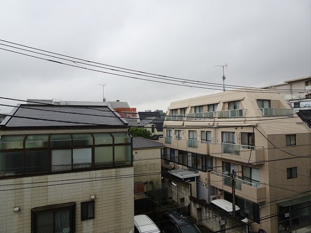 ４階建ての３階に所在しています。