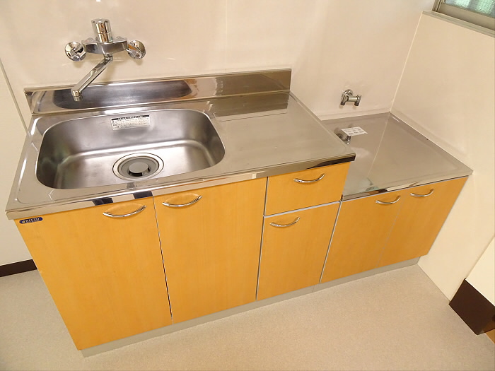 キッチンにはコンロ等の設置はまだされていません。