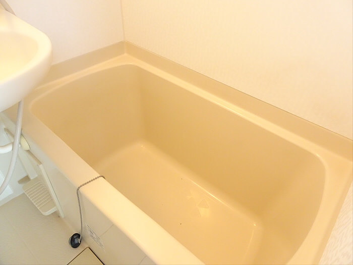 白くまとめられた浴室。