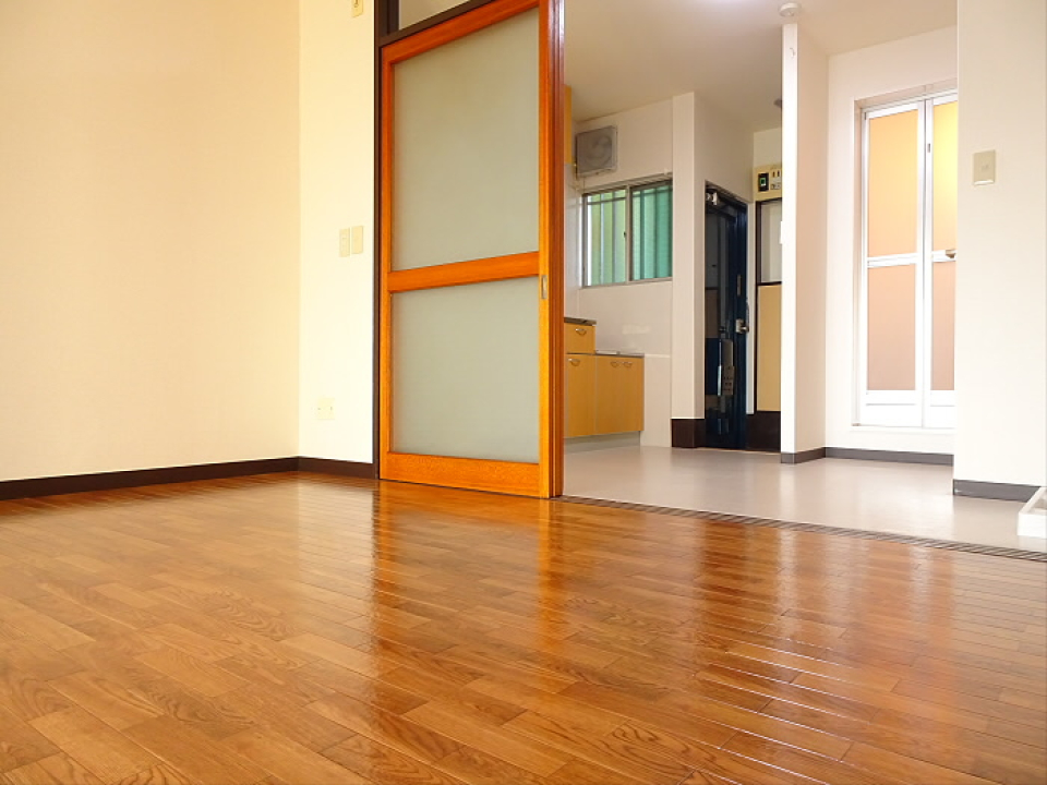 ６．０帖の洋室の横にはキッチンが広がります。ダイニング用の小さな机も置けそう。