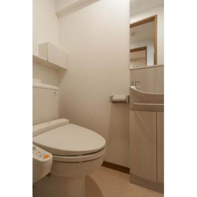 トイレは洗面台とお隣同士。※写真は同タイプ住戸です。
