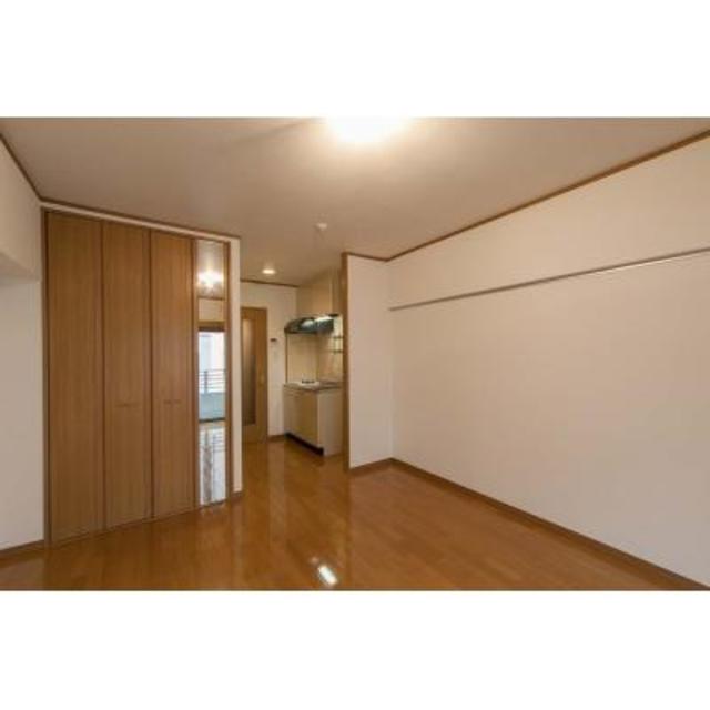 10.2帖の洋室になります。※写真は同タイプ住戸です。