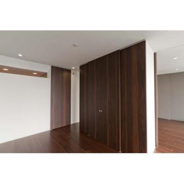 お部屋の仕切りと見せかけたこちらの壁。実はクローゼットなんです。
※写真は同タイプ住戸です。