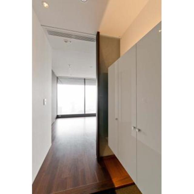 シューズクローゼットも宙に浮かせているので、お掃除も楽々です。
※写真は同タイプ住戸です。