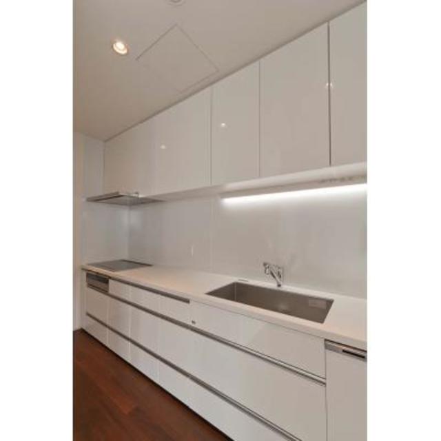 キッチンは白を基調とし、スタイリッシュに。シンクも広く、収納もたくさん出来る、快適スペースです。
※写真は同タイプ住戸です。