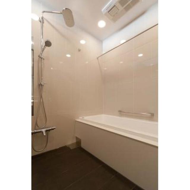 バスルームは、落ち着いたオフホワイトで癒しの空間となっています。
※写真は同タイプ住戸です。