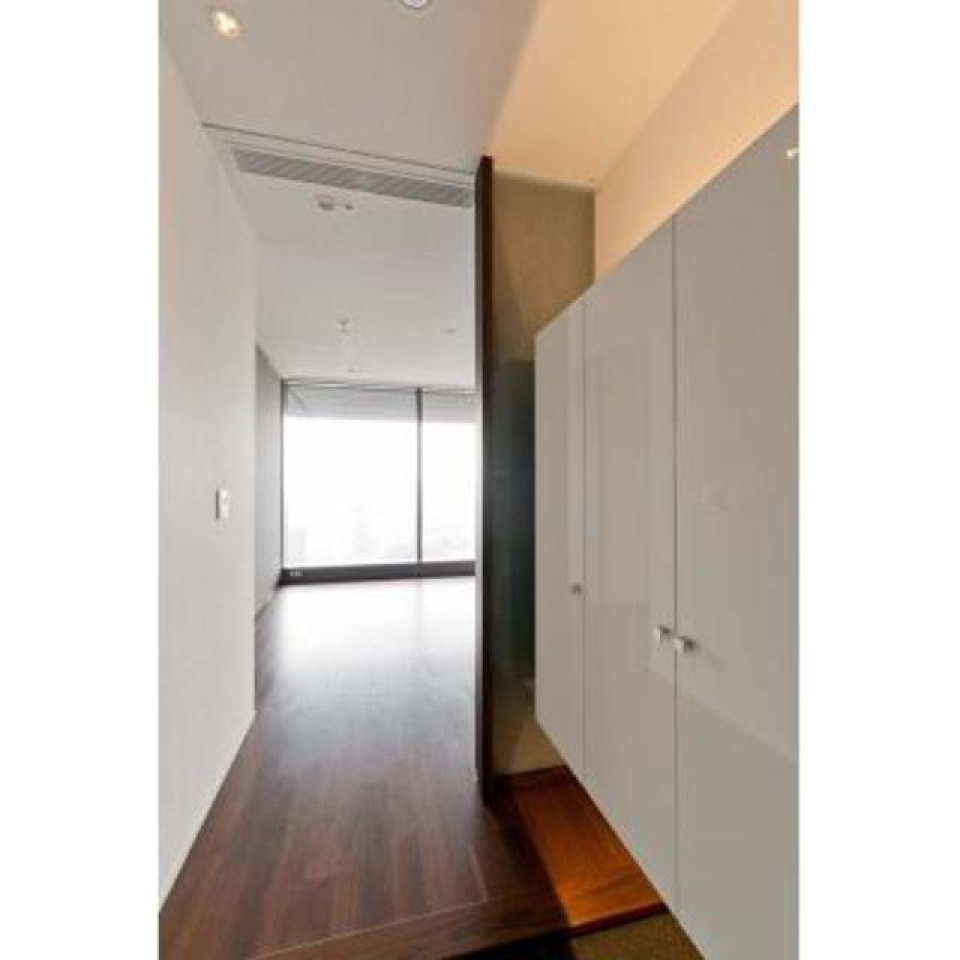 シューズクローゼットも宙に浮かせているので、お掃除も楽々です。
※写真は同タイプ住戸です。