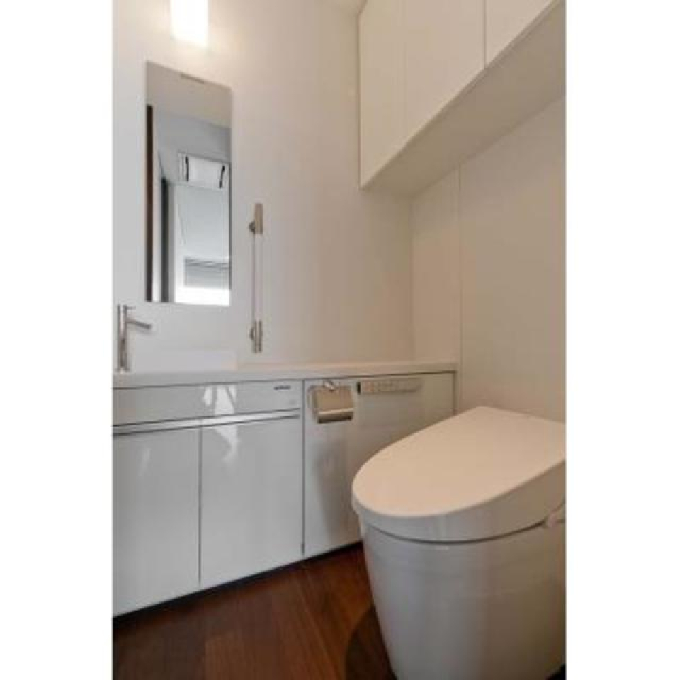 清潔感溢れるトイレは、デザインだけでなく、収納棚も付いて利便性も◎
※写真は同タイプ住戸です。