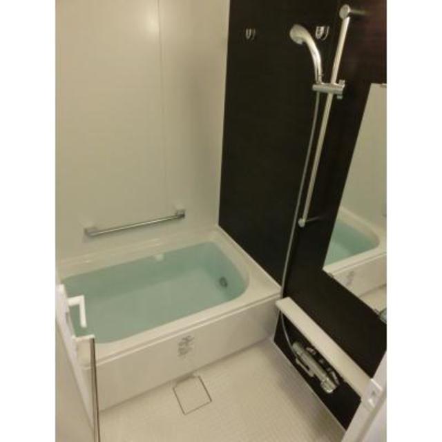 ダークなパネルが導入された浴室。※写真は同タイプ住戸です。