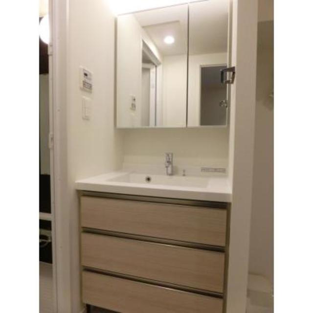 ナチュラルなカラーの独立洗面台。※写真は同タイプ住戸です。